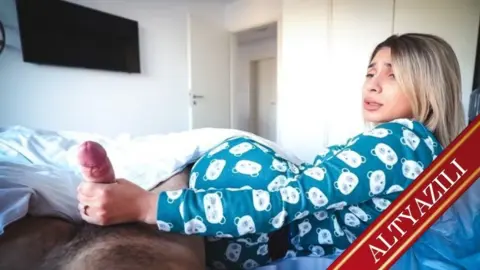 Kıvırcık Saçlı Fahişe Otel Odasında Çılgınca Boşaltıyor