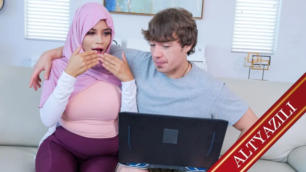 Sevişmek istemeyen kıza porno izletiyor