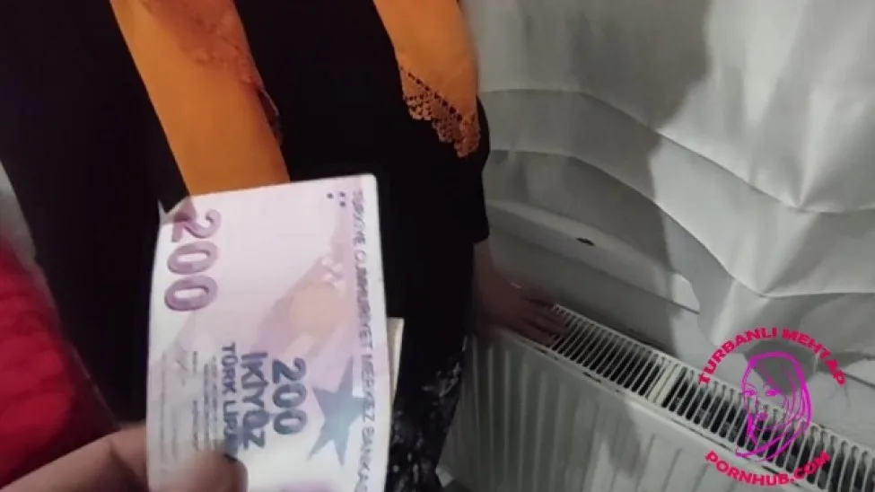 Temizlikçi Kadının Kışkırtıcı Dekoltesine Sığmayan Koca Memeleri Özgür Bıraktı