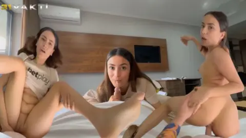 Yatağa Kelepçelediği Liseli Bakire Kızın Ağzını Sikerek Her Yerine Patlıyor